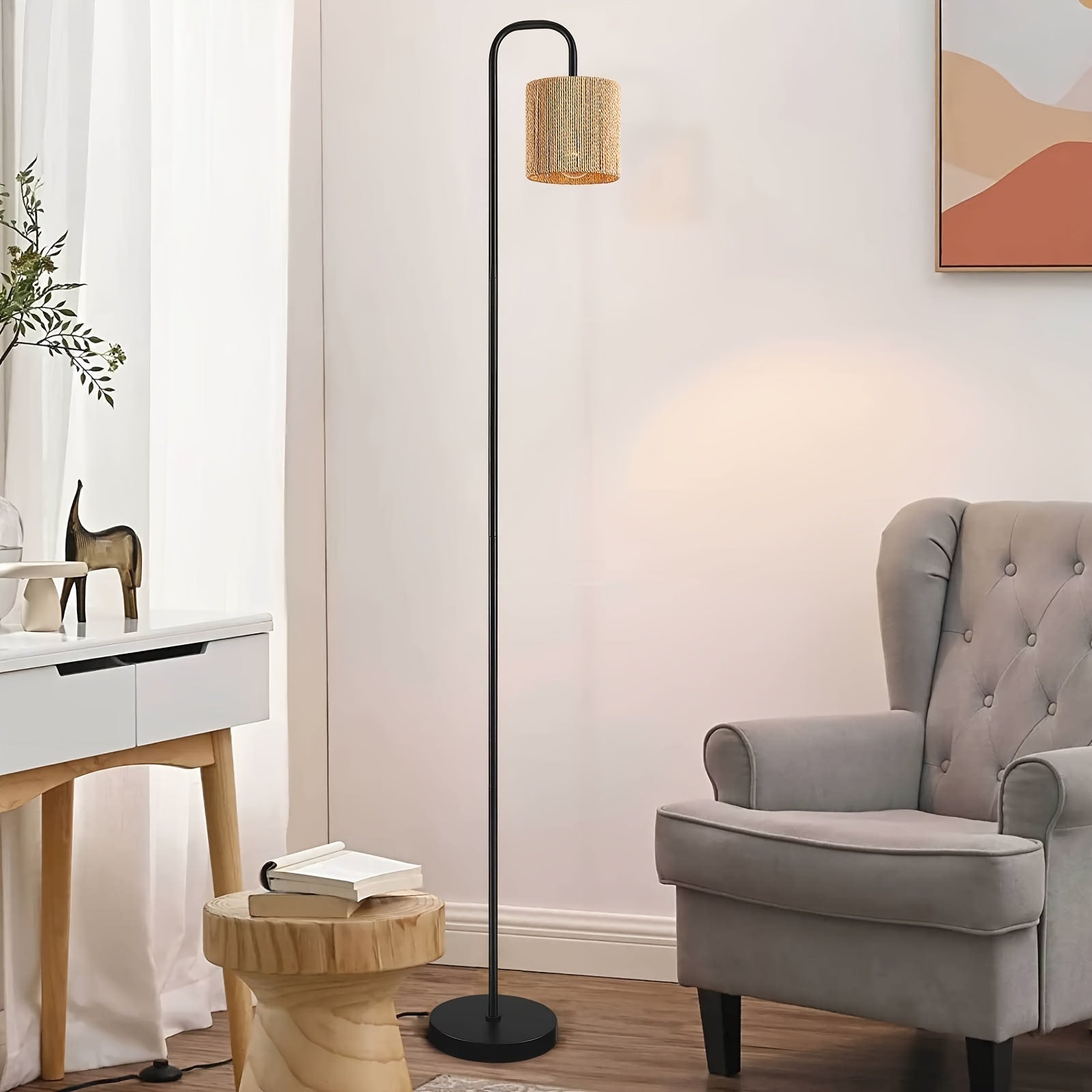 Lámpara de Pie Industrial con Pantalla de Ratán y Base Metálica