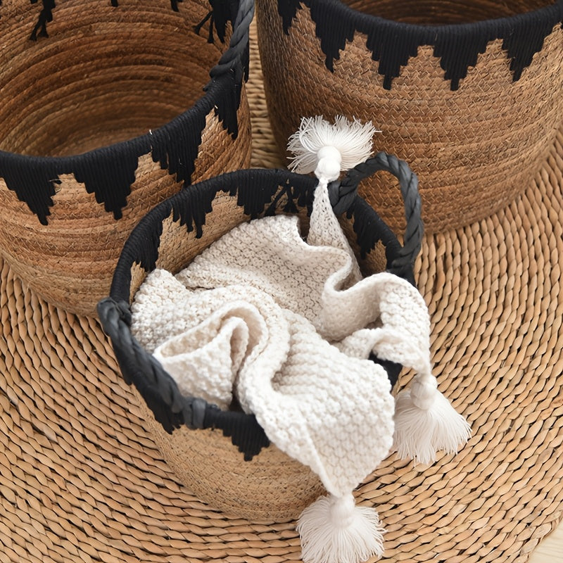 Cesta de Almacenaje Tejida a Mano con Asas Negras y Borlas Blancas