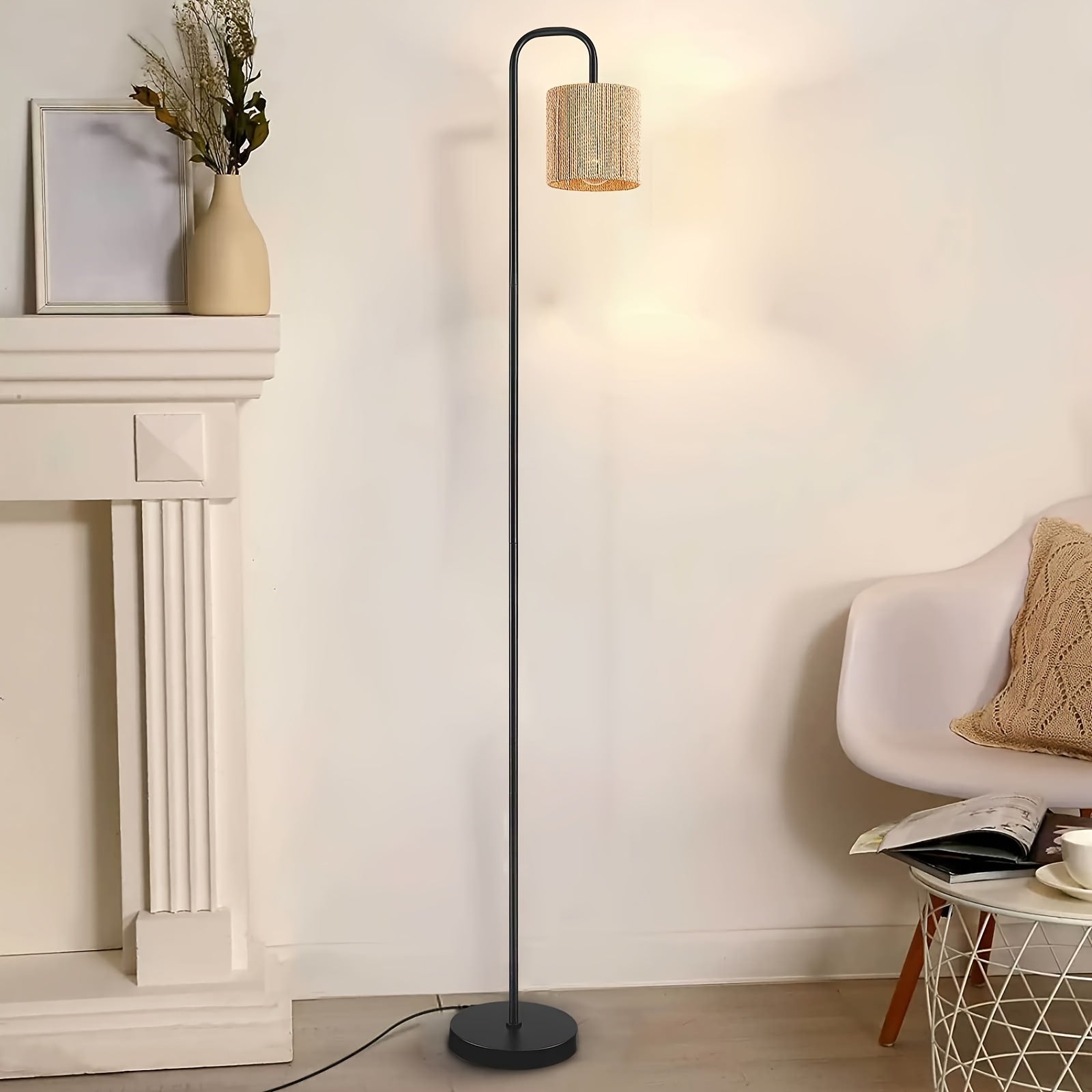 Lámpara de Pie Industrial con Pantalla de Ratán y Base Metálica