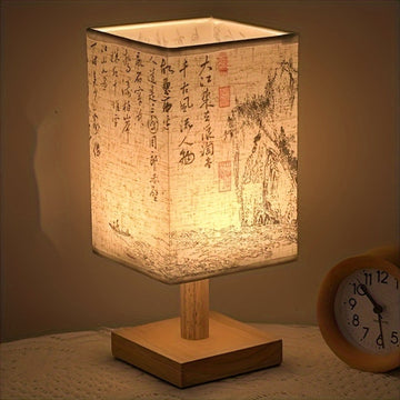 Luz Nocturna Estilo Caligrafía, Base de Madera y Pantalla de Tela