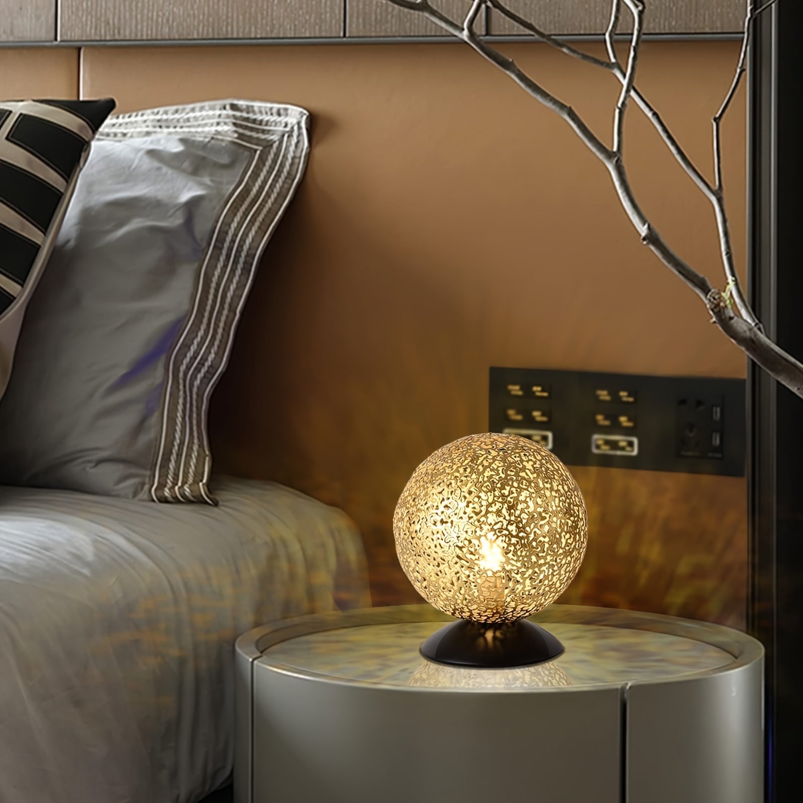 Lámpara de Mesa Moderna con Pantalla de Latón Dorado