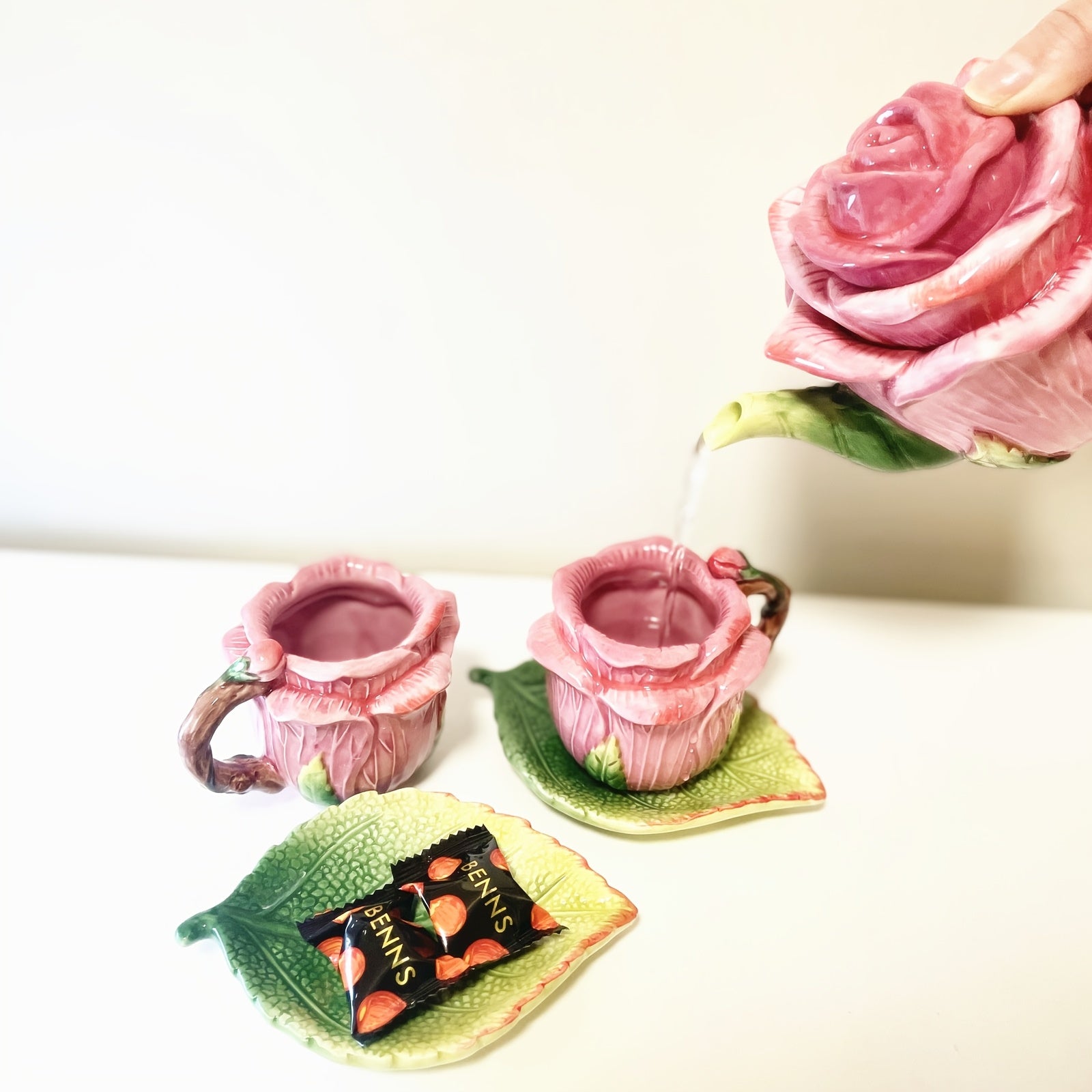 Set de Té y Taza Pintados a Mano con Diseño de Rosas