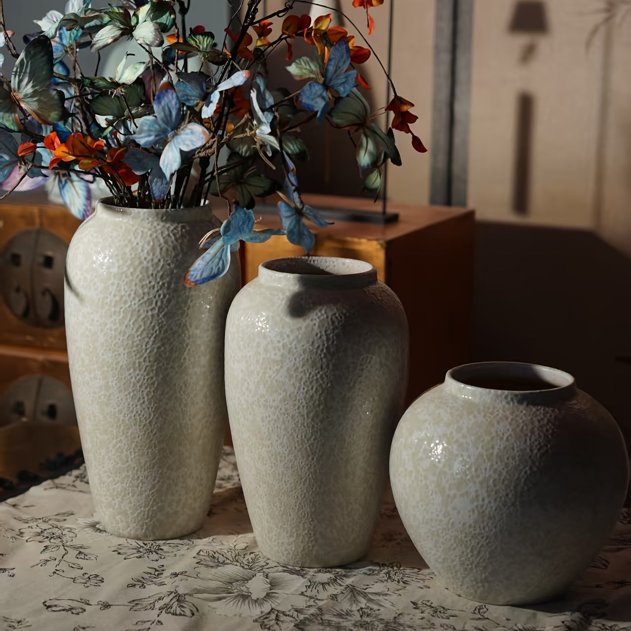 Jarrón de Cerámica Blanco con Diseño Texturizado para Decoración