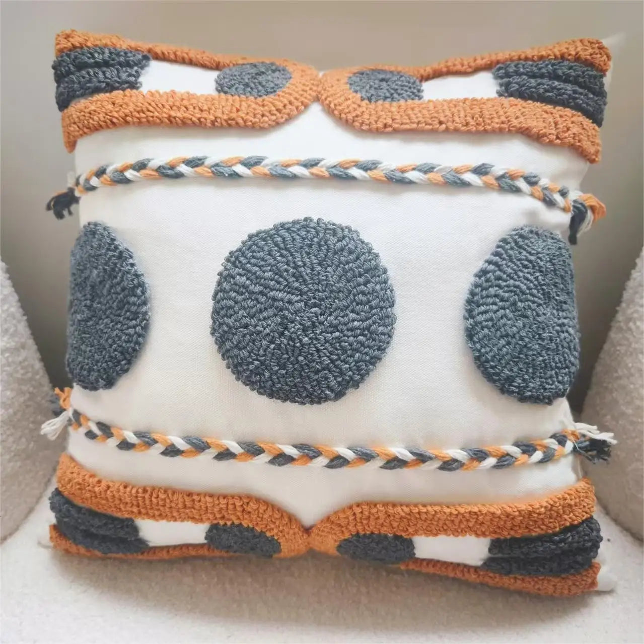 Funda de cojín capitoné con borlas estilo boho