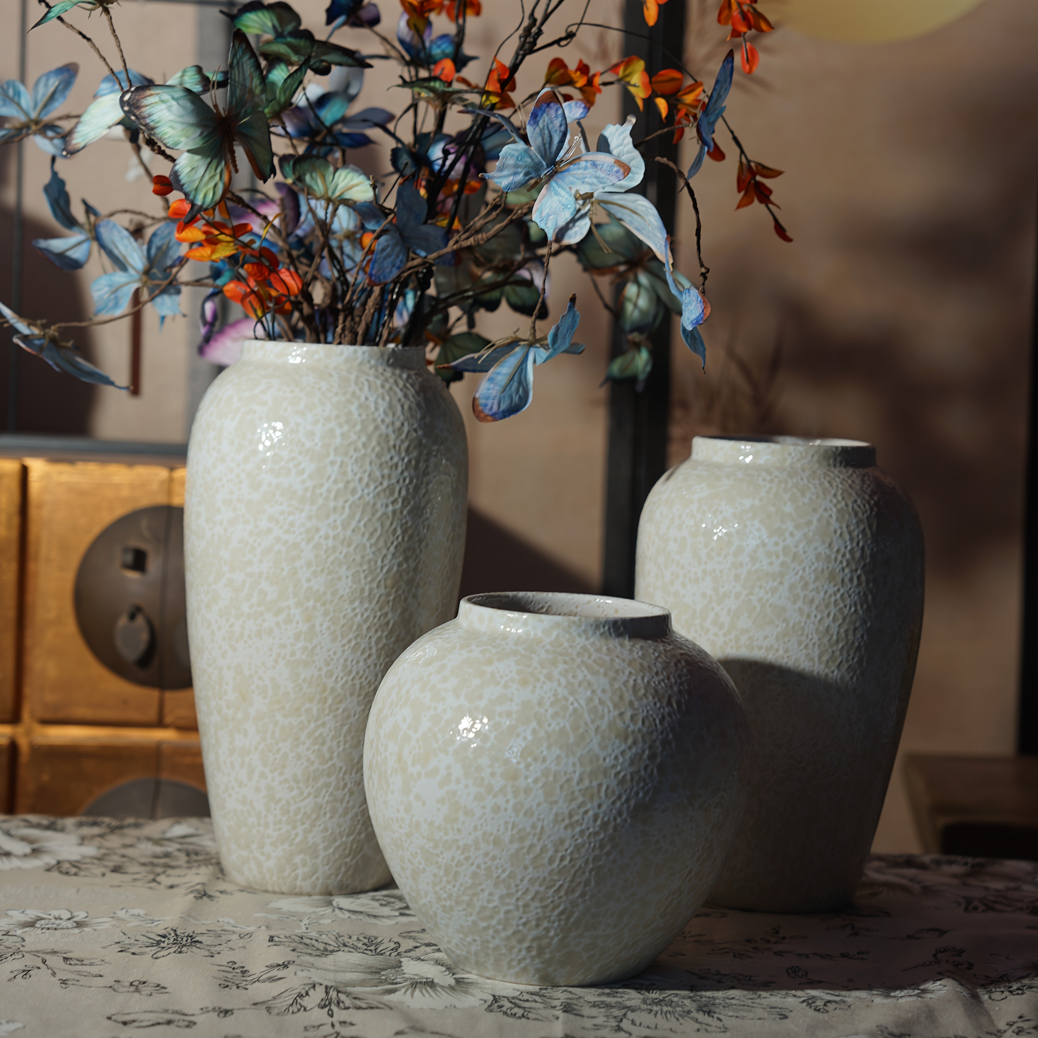 Jarrón de Cerámica Blanco con Diseño Texturizado para Decoración