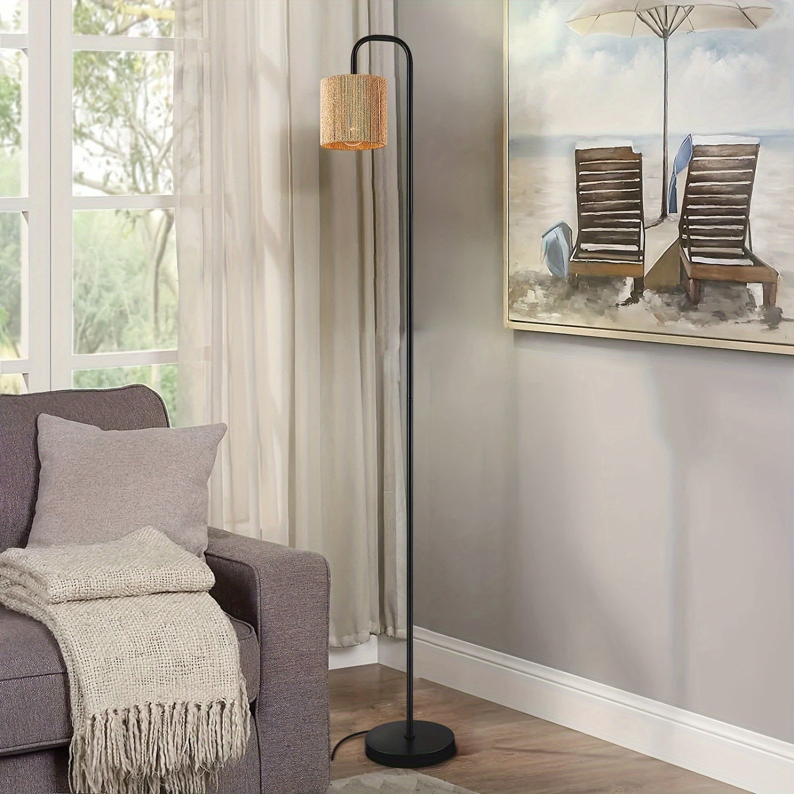 Lámpara de Pie Industrial con Pantalla de Ratán y Base Metálica