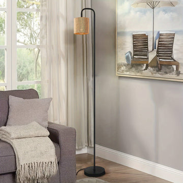 Lámpara de Pie Industrial con Pantalla de Ratán y Base Metálica