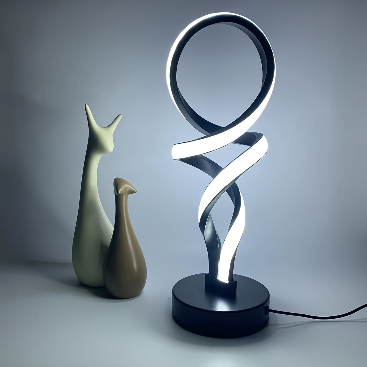 Lámpara de Mesa LED Regulable con Control USB y Diseño Espiral