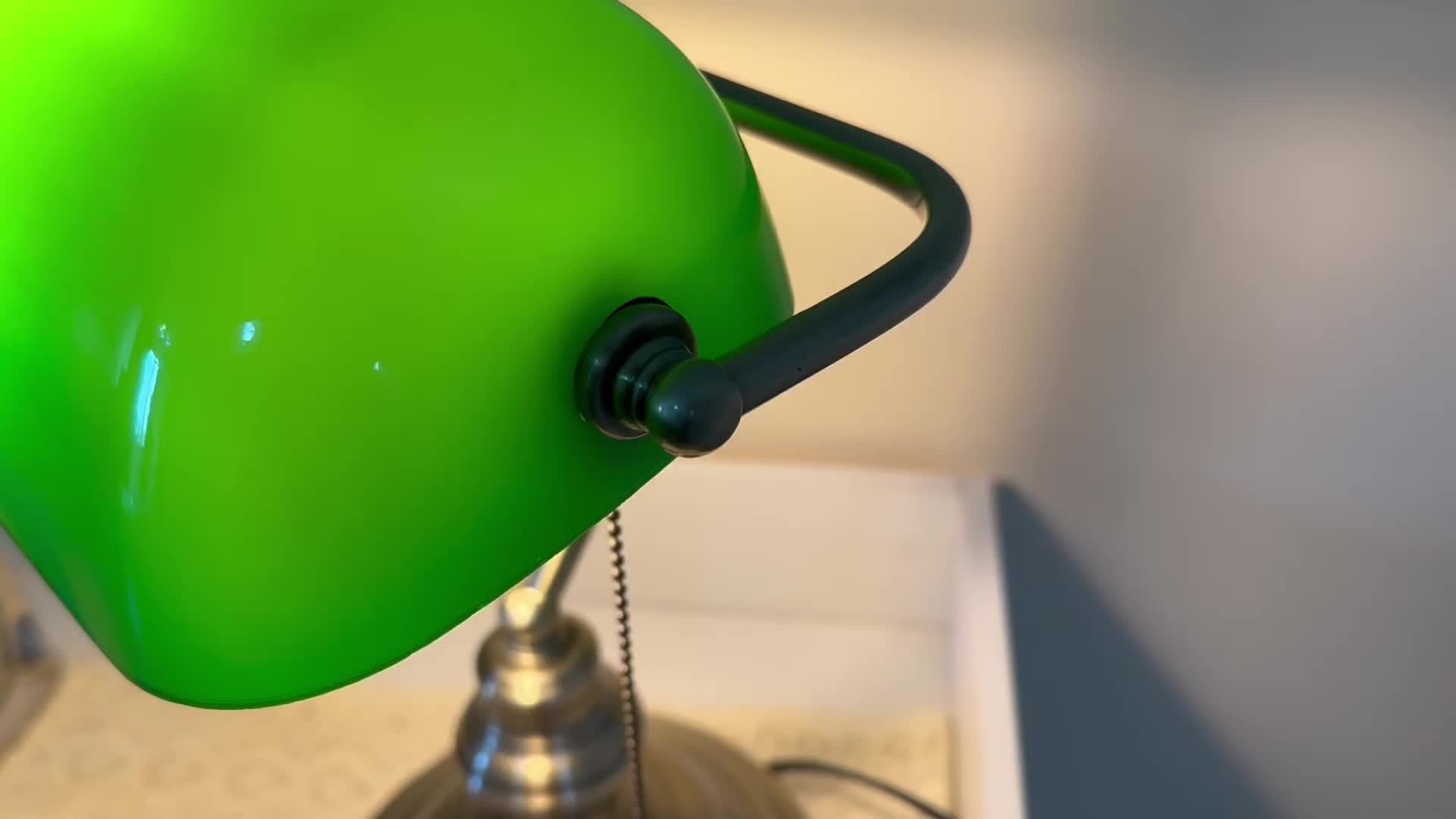 Lámpara de Escritorio Retro Verde con Base de Bronce