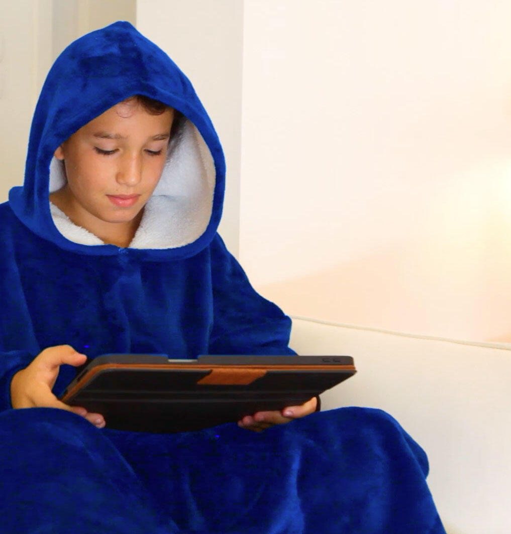 One-size reversible blanket sweatshirt for winter 